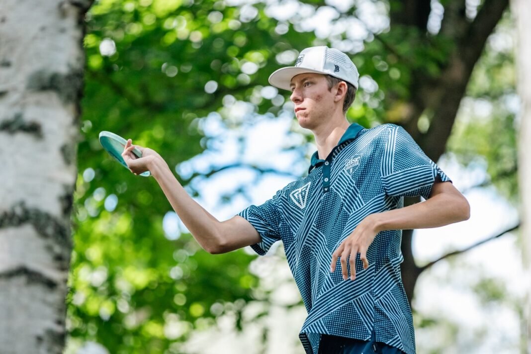 Gannon Buhr valmistautuu kämmenheittoon.