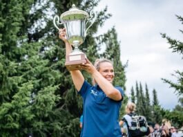 Kristin Tattar nostamassa voittopokaalia European Openissa 2024.